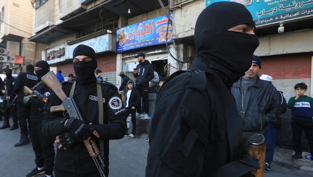 Fighters from the transitional government in Syria patrol the streets. (Bild: AFP or licensors)