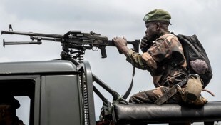 Die kongolesische Armee versucht, die Rebellen, die offenbar von Ruanda unterstützt werden, ...