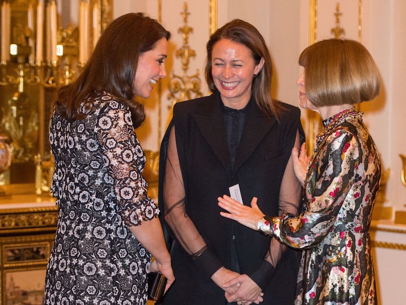 Prinzessin Kate 2018 bei einem Fashion-Event im Buckingham-Palast im Gespräch mit Anna Wintour (Bild: ROTA / Camera Press)