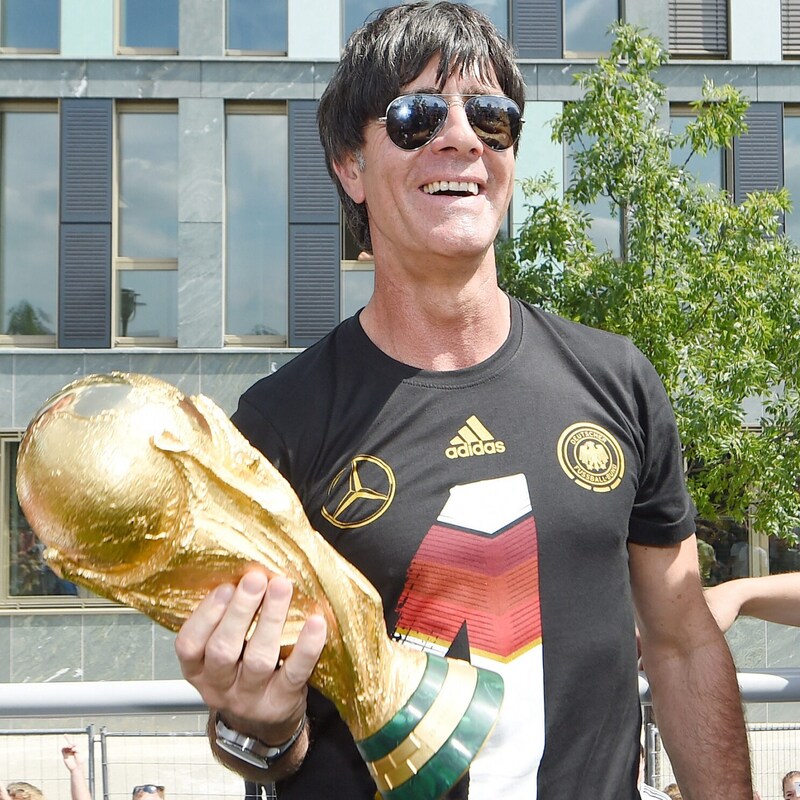 Jogi Löw mit dem WM-Pokal (Bild: AFP)