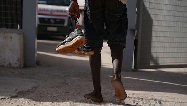 A refugee in the port of Lampedusa (symbolic image) (Bild: APA Österreich Bild/AFP )