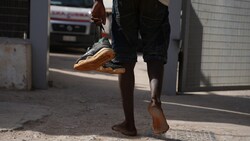 Ein Flüchtling im Hafen von Lampedusa (Symbolbild) (Bild: AFP )