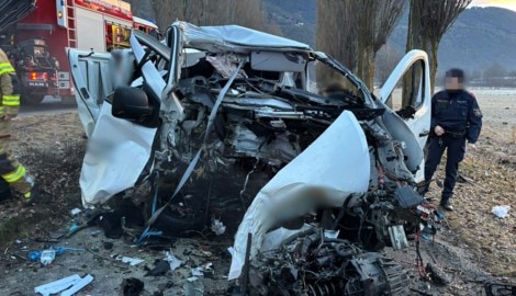 Durch die Wucht des Aufpralls wurde der Firmentransporter komplett demoliert. (Bild: Diverse Fotografen honorarfrei/FF Telfs, Krone KREATIV)