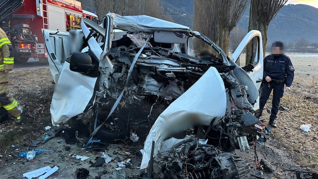 The company van was completely demolished by the force of the impact. (Bild: FF Telfs, Krone KREATIV)