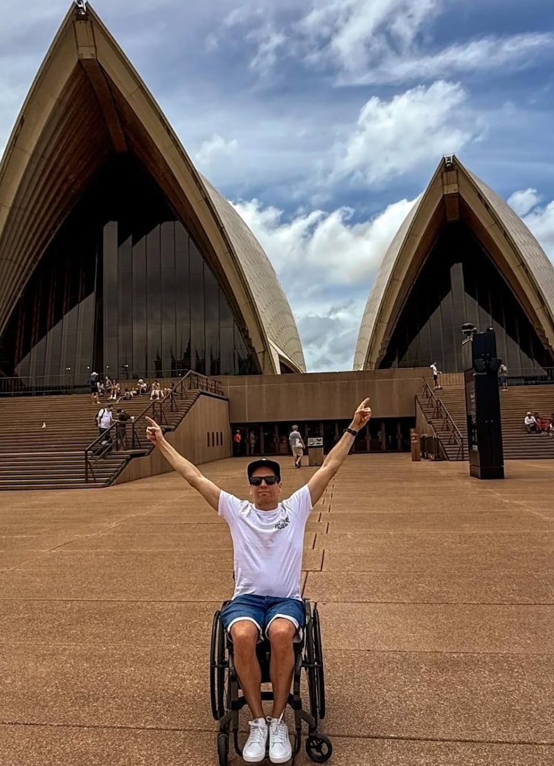 Lukas Müller vor der Oper in Sydney. (Bild: Lukas Müller)