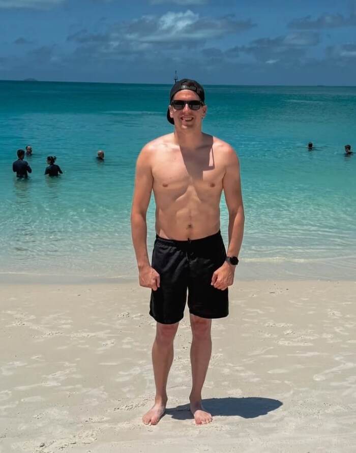 Lukas Müller am Strand in Australien. Sein Oberkörper ist mehr als definiert. Die Muskelkraft ...