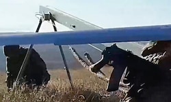 Russische Soldaten bereiten eine Drohne vor.