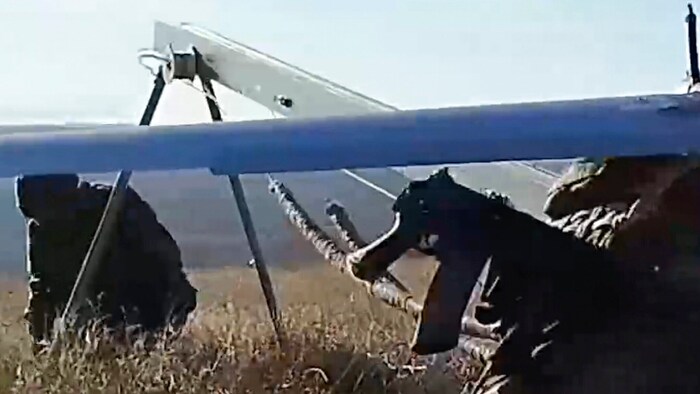 Russische Soldaten mit einer Drohne