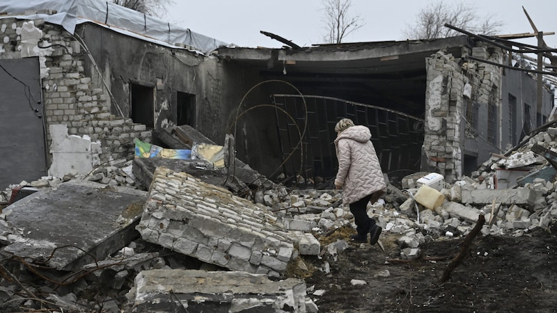 Ein zerstörtes Wohnhaus in der Ostukraine (Bild: AFP/Genya Savilov)