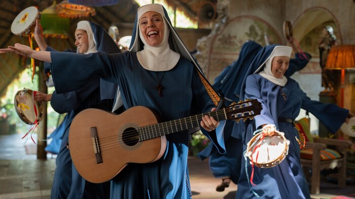 Olivia Colman als musikalische Mutter Oberin in Peru.