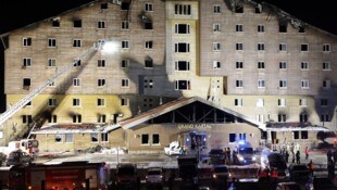 Nach dem Brand in einem türkischen Skihotel sitzen 19 Menschen in Untersuchungshaft.