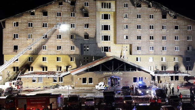 Nach dem Brand in einem türkischen Skihotel sitzen 19 Menschen in Untersuchungshaft. (Bild: AFP/Adem Altan)