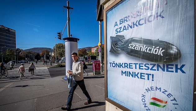 Hungary's government is also constantly pointing out with advertising posters that the sanctions are "ruining us". However, Budapest has now agreed to extend the measures against Russia. (Bild: APA Österreich Bild/AFP/FERENC ISZA)