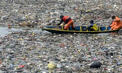 Der Fluss Citarum in Indonesien ist für gewaltige Abfallberge bekannt.