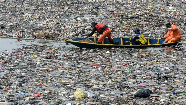 Der Fluss Citarum in Indonesien ist für gewaltige Abfallberge bekannt. (Bild: AFP/Timur Matahari)