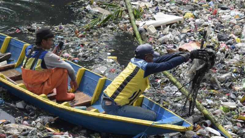 Der Unrat wird nach und nach abtransportiert. (Bild: AFP/Timur Matahari)