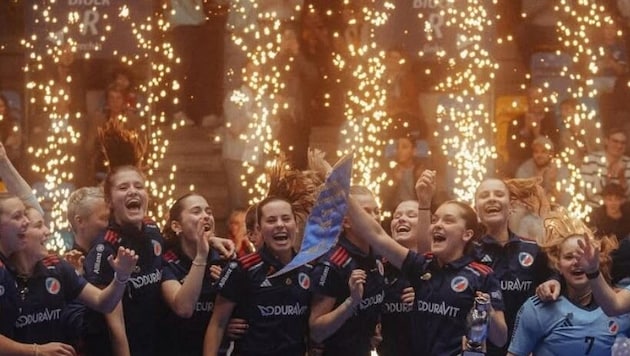 Fiona Felber (third from right) defended the German indoor field hockey championship title with Mannheim HC. (Bild: Deutsche Hockey Bundesliga/Max Hildebrandt)