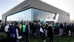 Angestellte protestieren vor dem Werk in Brüssel.