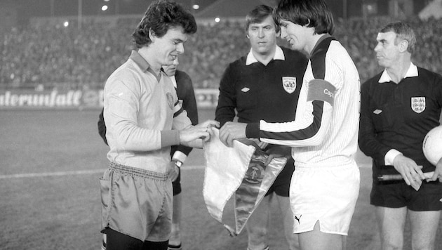 Sturm captain Andy Pichler at the pennant presentation in Graz during the match against Lok Leipzig in November 1983. (Bild: Sammlung Sturm Graz/Fischer)