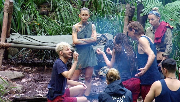 Sam Dylan (l.) and Alessia Herren return to camp with zero stars. The other camp residents are horrified. (Bild: Foto: RTL)