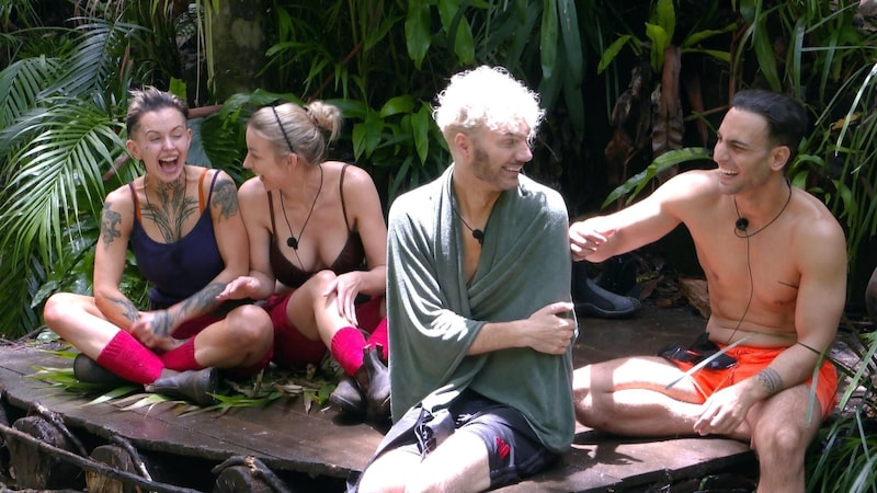 Animiert durch den nacktbadenden Pierre dreht sich am Weiher das Gespräch um Timurs Ülkers (r.) Teilnahme bei „Adam sucht Eva“. Sam Dylan, Edith Stehfest (l.) und Anna-Carina Woitschack haben ihren Spaß. (Bild: Foto: RTL)