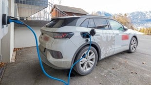 E-Autos sind günstiger im Unterhalt, es gibt ein dichtes Netz an Ladesäulen in Tirol und die ...