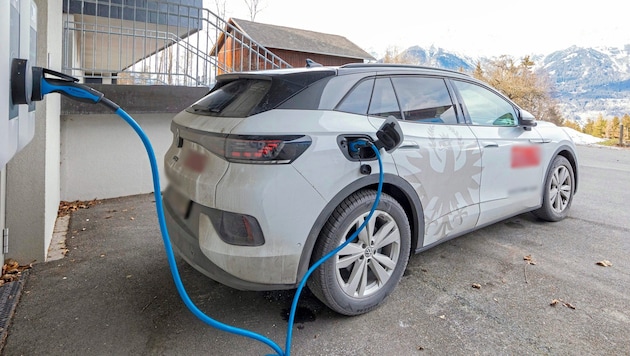 E-cars are cheaper to maintain, there is a dense network of charging stations in Tyrol and the members of the provincial government could drive 130 km/h in the IG-L area despite the Luftwunderter. (Bild: Christian Forcher/Fotoworxx/Christian Forcher, Krone KREATIV)