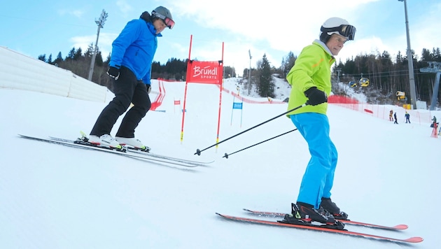 Sliding has to be learned: "Always stand nicely on the downhill ski," is the tip. (Bild: Pail Sepp)