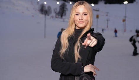 Machte am Kitzbüheler Society-Parkett eine mehr als gute Figur: „Alpenbarbie“ Melissa Naschenweng. (Bild: ORF/Roman Zach-Kiesling)