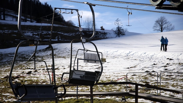 A tugboat has been in operation in the Hallein ski area since December 26, 2024. The chairlift to the summit has not yet run once. (Bild: Tröster Andreas)