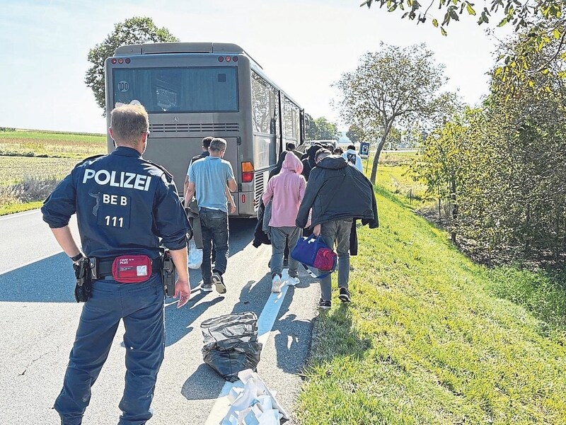 Zwischen total rechtswidrig und Mogelpackung sahen die Grünen den SPÖ-Gesetzesentwurf, der gemeinnützige Arbeit für Asylwerber vorsieht. (Bild: Christian Schulter/Christian schulter)