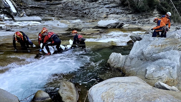 Die Bergung des Verunfallten wurde von der Bergrettung Bad Gastein und der Wasserrettung Gastein gemeinsam mit der Libelle Salzburg durchgeführt. (Bild: Bergrettung Bad Gastein)