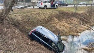 Das Auto landete im Bach, die Motorhaube war unter Wasser.