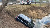 Das Auto landete im Bach, die Motorhaube war unter Wasser.