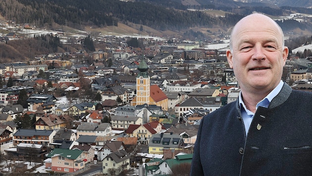 Lord over Schladming! Hermann Trinker from the Schladming list has been mayor of the ski metropolis for five years - and he wants to remain mayor after the upcoming municipal elections. (Bild: Krone KREATIV/Christian Jauschowetz)