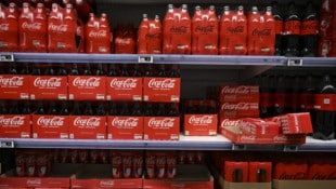 Coca-Cola muss erneut eine große Rückrufaktion starten. (Bild: AFP/Christophe Simon)