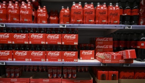 Coca-Cola muss erneut eine große Rückrufaktion starten. (Bild: AFP/Christophe Simon)