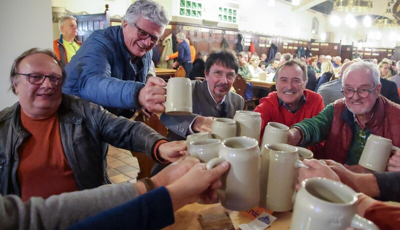 Bräustübl director Rainer Herbe (center) also took the opportunity to raise a glass. There are around 280 recognized regulars' tables. (Bild: Tröster Andreas)