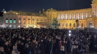 Bei der 15. Gedenkveranstaltung des Vereins „Jetzt.Zeichen.Setzen“ am Heldenplatz stand die mögliche Kanzlerschaft von FPÖ-Chef Herbert Kickl im Vordergrund. (Bild: Lukas Ernst)