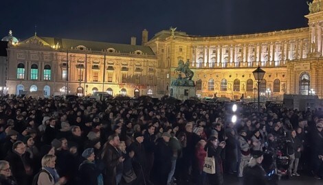 Bei der 15. Gedenkveranstaltung des Vereins „Jetzt.Zeichen.Setzen“ am Heldenplatz stand die mögliche Kanzlerschaft von FPÖ-Chef Herbert Kickl im Vordergrund. (Bild: Lukas Ernst)