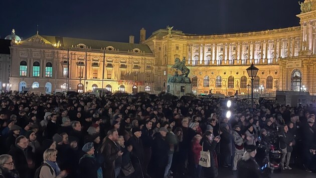 Bei der 15. Gedenkveranstaltung des Vereins „Jetzt.Zeichen.Setzen“ am Heldenplatz stand die mögliche Kanzlerschaft von FPÖ-Chef Herbert Kickl im Vordergrund. (Bild: Lukas Ernst)