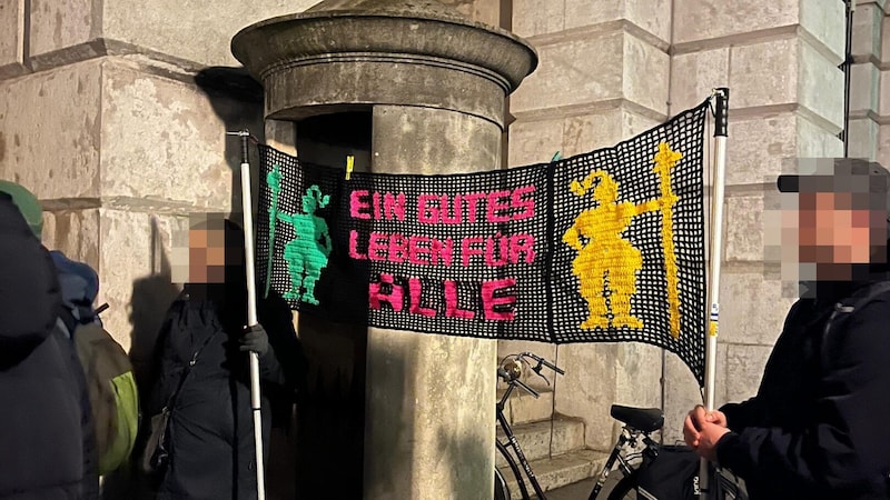 Auch die mögliche Kanzlerschaft von FPÖ-Chef Herbert Kickl stand bei der Gedenkveranstaltung am Heldenplatz im Vordergrund. (Bild: Lukas Ernst, Krone KREATIV)