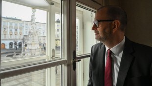 Im Gespräch mit der „Krone“ ließ der designierte Bürgermeister die ersten Stunden nach seinem Triumph Revue passieren – durchs Stadtsenatssaal-Fenster blickt Prammer auf sein Linz. (Bild: Markus Wenzel)