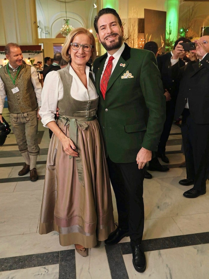Niederösterreichs Landeshauptfrau Johanna Mikl-Leitner mit Opernstar Clemens Unterreiner