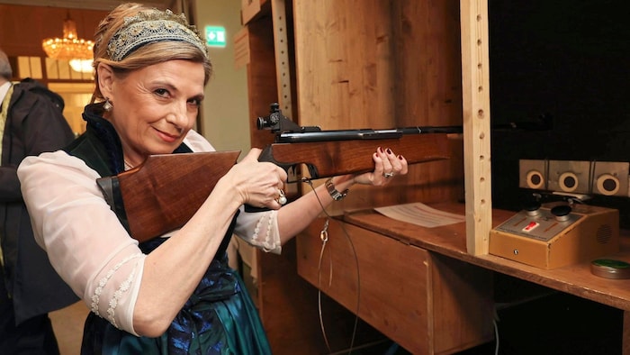 Die Präsidentin des Vereins Grünes Kreuz zeigte es vor: Christa Kummer war quasi die Erste am ...