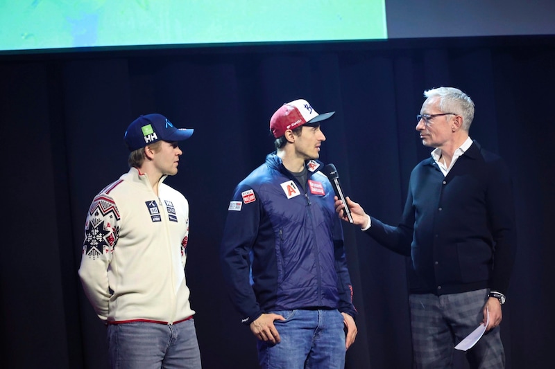 Die Skirennläufer Timon Haugan und Stefan Brennsteiner auf der Bühne bei Rainer Pariasek (Bild: Jauschowetz Christian)