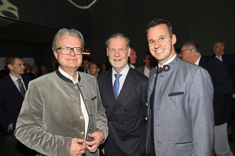 Ex-Landeshauptmann Christopher Drexler (ÖVP) mit dem Landtagspräsidenten Gerald Deutschmann (FPÖ) und Landesrat Stefan Hermann (FPÖ) (Bild: Jauschowetz Christian)