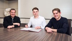 Jonas Urbig (mi.) ist ab sofort Spieler des FC Bayern München. (Bild: FC Bayern München)