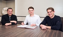 Jonas Urbig (mi.) ist ab sofort Spieler des FC Bayern München.