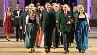 Minister Norbert Totschnig (Mi.), NR-Präsident Walter Rosenkranz (2.v.r.) und ORF-Lady Christa ...